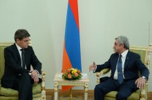 ՆԱԽԱԳԱՀԻՆ ԻՐ ՀԱՎԱՏԱՐՄԱԳՐԵՐՆ Է ՀԱՆՁՆԵԼ ՀԱՅԱՍՏԱՆՈՒՄ ԼԵՀԱՍՏԱՆԻ ՆՈՐԱՆՇԱՆԱԿ ԴԵՍՊԱՆ ԵԺԻ ՆՈՎԱԿՈՎՍԿԻՆ