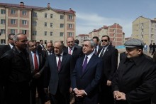 Հանրապետության ղեկավարը զրուցել է Գյումրու «Մուշ 2» թաղամասի բնակիչների հետ