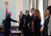 ՆԱԽԱԳԱՀՆ ԸՆԴՈՒՆԵԼ Է ՄԱՐՇԱԼ ԵՎ ՌՈԲԵՐՏ ԲՈՇ ՀԻՄՆԱԴՐԱՄՆԵՐԻ ՆԵՐԿԱՅԱՑՈՒՑԻՉՆԵՐԻՆ