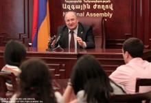 ԱԺ նախագահը հանդիպեց Գյումրիի մի շարք բուհերի ուսանողների հետ