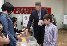 Վարչապետ Տիգրան Սարգսյանը քվեարկել է մայրաքաղաքի թիվ 10/21 ընտրատեղամասում