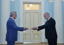THE NEWLY-APPOINTED AMBASSADOR OF BELARUS TO ARMENIA PRESENTS HIS CREDENTIALSS TO THE PRESIDENT