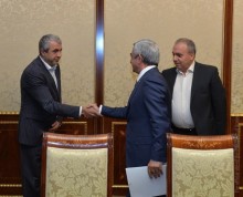 PRESIDENT SERZH SARGSYAN MEETS WITH AZATUTYUN PARTY REPRESENTATIVES