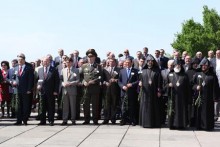 Հարգանքի տուրք հերոսների հիշատակին