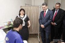 Վարչապետն այցելել է Հանրապետության հրապարակում տեղի ունեցած պատահարից տուժածներին