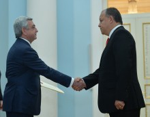 ՆԱԽԱԳԱՀԻՆ ՀԱՎԱՏԱՐՄԱԳՐԵՐՆ Է ՀԱՆՁՆԵԼ ՎԵՆԵՍՈՒԵԼԱՅԻ ՆՈՐԱՆՇԱՆԱԿ ԴԵՍՊԱՆԸ