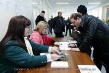 Мэр Еревана Тарон Маргарян принял участие в выборах в избирательном участке 1/17 в Аване