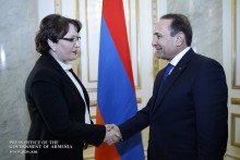 Премьер-министр Абраамян принял делегацию, возглавляемую Министром обороны Грузии