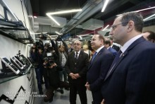 Премьер-министр ознакомился с программами компании, занимающейся производством армянских планшетов