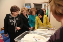 «Мир и безоблачное небо нашим новорожденным ». Визит Совета женщин РПА в родильные дома Армении