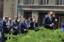 Պարգևատրվել են ապրիլյան իրադարձությունների ժամանակ մասնագիտական պարտքը կատարած բժիշկներ, Հայրենական մեծ պատերազմի բժիշկ-վետերաններ, զինծառայողներ