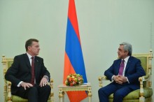 THE NEWLY APPOINTED AMBASSADOR OF AUSTRALIA PRESENTED HIS CREDENTIALS TO PRESIDENT SERZH SARGSYAN