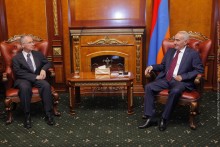 Գալուստ Սահակյանն ընդունել է Հունաստանի դեսպանին