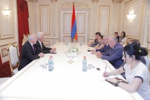 Գալուստ Սահակյանն ընդունել է ԱՄՆ կոնգրեսական Ջիմ Կոստային