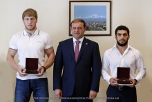 Мэр Тарон Маргарян встретился с борцами греко-римского стиля, победившими на 31-х Олимпийских играх