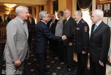 Ռուսաստանի օրվա կապակցությամբ Սերժ Սարգսյանն այցելել է Հայաստանում ՌԴ դեսպանատուն