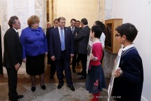 Yerevan Mayor familiarizes himself with the drawings presented at the first stage of international children's contest “I draw Petersburg”