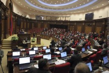 Парламент завершил работу внеочередного заседания