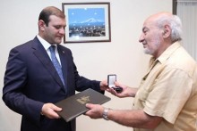 ՀՀ ժողովրդական նկարիչ, քանդակագործ Լևոն Թոքմաջյանը պարգևատրվել է Երևանի քաղաքապետի ոսկե մեդալով 