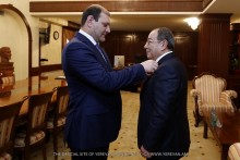 Академик Эдуард Казарян награжден золотой медалью мэра Еревана