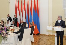 Ի պատիվ Ավստրիայի նախագահ Հայնց Ֆիշերի՝ Նախագահ Սերժ Սարգսյանի անունից տրվել է պաշտոնական ընթրիք