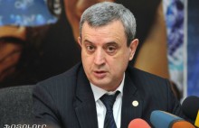 «Ենթադրում եմ, որ ԿԲ նախագահի պահվածքը պայմանավորված էր այն հանգամանքով, որ ինքը հստակ իմացել է, որ կառավարությունը՝ այդ վարչապետի ղեկավարությամբ, այդ օրենքը պետք է ընդունի». Գագ