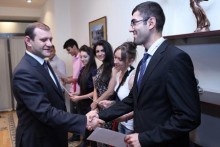 Երևանի քաղաքապետ Տարոն Մարգարյանը պատվոգրեր է հանձնել <<Բազե 2012>>-ի բացարձակ առաջատար <<Երևան>> ջոկատի անդամներին 