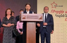 Աննա Մկրտչյանն ընթերցում է «Պատիվ ունեմ» դաշինքի հուշագիրը
