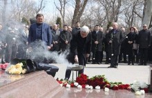 Serzh Sargsyan paid tribute to the memory of Andranik Margarian at the Komitas Pantheon