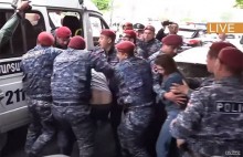 Ոստիկանները խոչընդոտում են ՀՀԿ-ական երիտասարդների իրականացրած ակցիային ու բերման ենթարկում