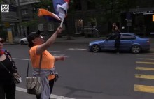 Վարորդները կանգնել ու ողջունում էին երթով շարժվող կանանց