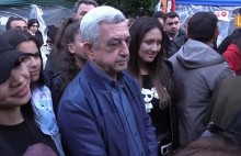 Սերժ Սարգսյանը տասնյակ քաղաքացիների շարքում հերթ է կանգնել