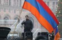 Լուծումը քաղաքական է, առաջին հերթին ներքաղաքական և հենց ՀՀ Կառավարության շենքի մոտ. Դերզյան
