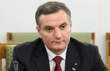 12-րդ օրն է, շուրջ 120.000 խաղաղ քաղաքացիների շրջափակել ու ազատ տեղաշարժից զրկել են խուլիգանի կեցվածքով մի խումբ կեղծ «էկոլոգներ». Արտակ Զաքարյան