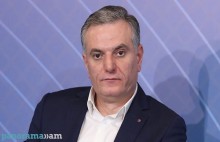 Ո՞վ էր կազմակերպել ու այս փոքրիկ երեխաներին 2018թ-ին բերել թուրքական ճարտարապետության թավշյա պետականաքանդությանն ու արյունալի ազգակործանմանը մասնակից դարձնելու. Արտակ Զաքարյան