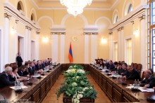 Председатель НС О.Абраамян принял делегацию швейцарских бизнесменов