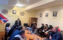 ՀՀԿ ԳՄ անդամ Էդուարդ Շարմազանովը հադիպել է Չարենցավանի ՀՀԿ գրասենյակում «Անդրանիկ Մարգարյան» քաղաքական դպրոցի ունկնդիրների հետ։