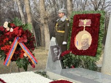 Սերժ Սարգսյանի անունից ծաղկեպսակ դրվեց Վազգեն Սարգսյանի գերեզմանին