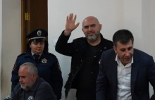 Արմեն Աշոտյանին աջակիցները դատարանի դահլիճում դիմավորեցին ծափողջույններով