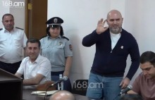Արմեն Աշոտյանի աջակիցները նրան դատարանի դահլիճում դիմավորեցին ծափահարություններով