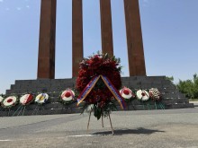 От имени Сержа Саргсяна возложен венок к памятнику Сардарапатской битвы