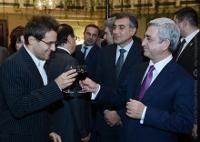 ՆԱԽԱԳԱՀԸ ՆԵՐԿԱ Է ԳՏՆՎԵԼ ՄԻՋԱԶԳԱՅԻՆ ԳՐՈՍՄԱՅՍՏԵՐ ԼԵՎՈՆ ԱՐՈՆՅԱՆԻ ԿՅԱՆՔԻ ԵՎ ԳՈՐԾՈՒՆԵՈՒԹՅԱՆ ՄԱՍԻՆ ՊԱՏՄՈՂ ԳՐՔԻ ՇՆՈՐՀԱՆԴԵՍԻՆ