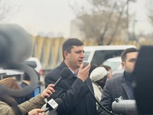 Ակցիայի ավարտին երիտասարդները ԵՄ գրասենյակին են նվիրել «Թքած ունենալու նուրբ արվեստը» գիրքը