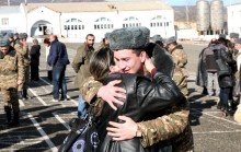 Ավելի քան 300 երևանցի ժամկետային զինծառայողներ հանդիպել են ծնողների հետ