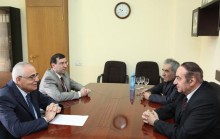 Երևանի քաղաքապետի տեղակալ Վանո Վարդանյանն այսօր հանդիպել է Հայաստանի քրդական ազգային խորհրդի նախագահ Կնյազ Հասանովին