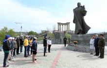 Երևանցի դպրոցականներն այցելել են իրենց դպրոցների անվանատուների արձաններին
