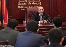 ՀՀ Ազգային ժողովի նախագահ Հովիկ Աբրահանյանը հանդիպեց Երիտասարդական խորհրդարանի անդամների հետ