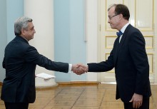 ՆԱԽԱԳԱՀ ՍԵՐԺ ՍԱՐԳՍՅԱՆԻՆ ՀԱՎԱՏԱՐՄԱԳՐԵՐՆ Է ՀԱՆՁՆԵԼ ՀԱՅԱՍՏԱՆՈՒՄ ՖԻՆԼԱՆԴԻԱՅԻ ՆՈՐԱՆՇԱՆԱԿ ԴԵՍՊԱՆԸ