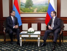 Дмитрий Медведев поздравил Тиграна Саркисяна с Днем Победы