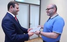 Տարոն Մարգարյանը նոր բնակարանների բանալիներ է հանձնել Իրինա Զաքյանին և Տիգրան Գևորգյանին